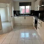 House - Sleeps 12 - Parking - Wifi * Barrow-in-Furness
