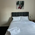 House - Sleeps 12 - Parking - Wifi