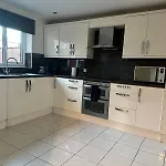 House - Sleeps 12 - Parking - Wifi Feriehus