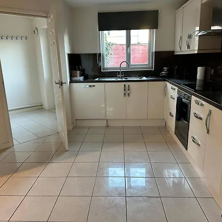 House - Sleeps 10 - Parking - Wifi * Barrow-in-Furness