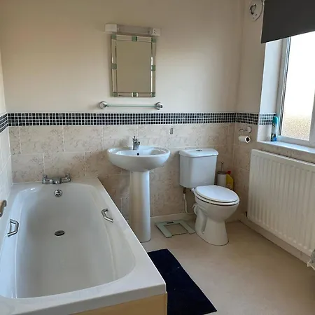 House - Sleeps 10 - Parking - Wifi