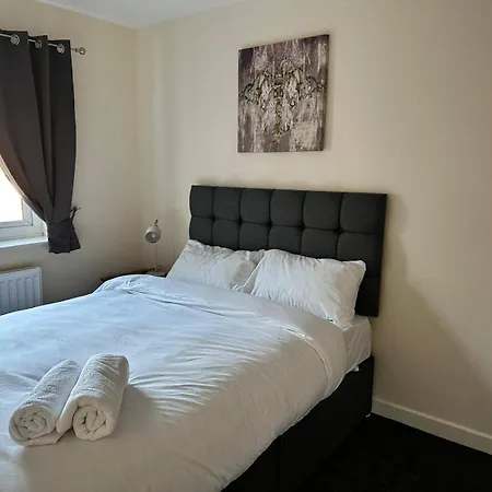 House - Sleeps 10 - Parking - Wifi Σπίτι διακοπών
