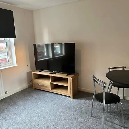 House - Sleeps 12 - Parking - Wifi *