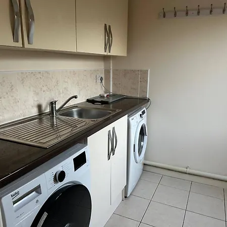 House - Sleeps 10 - Parking - Wifi * Barrow-in-Furness