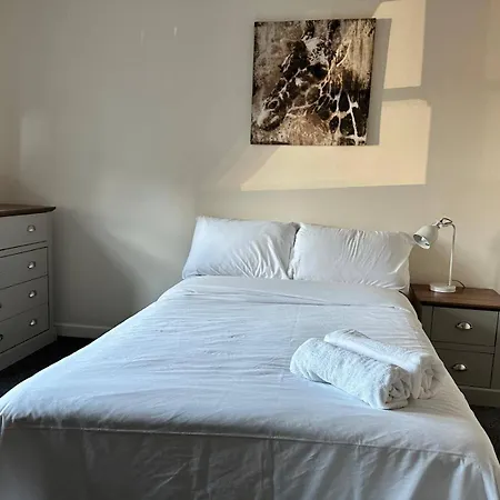 House - Sleeps 10 - Parking - Wifi * Barrow-in-Furness