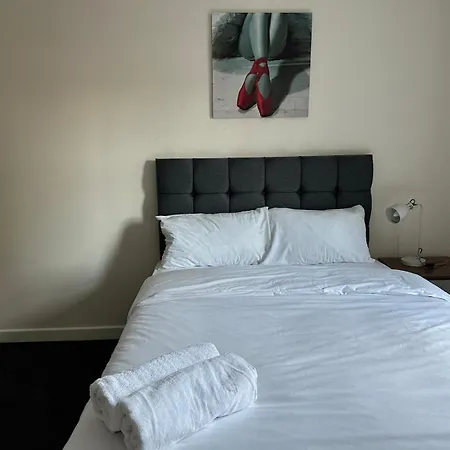 House - Sleeps 10 - Parking - Wifi