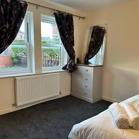 House - Sleeps 10 - Parking - Wifi Σπίτι διακοπών Barrow-in-Furness