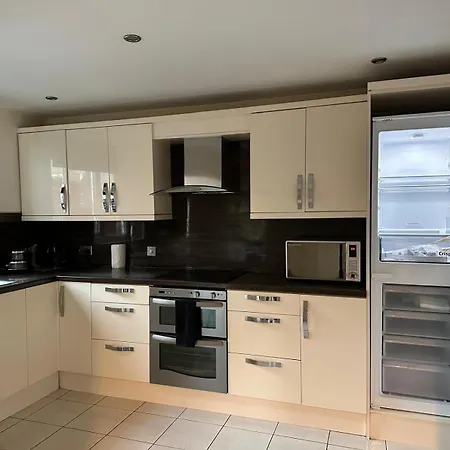 House - Sleeps 12 - Parking - Wifi