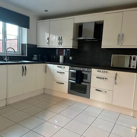 House - Sleeps 10 - Parking - Wifi Σπίτι διακοπών