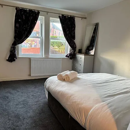 House - Sleeps 10 - Parking - Wifi *
