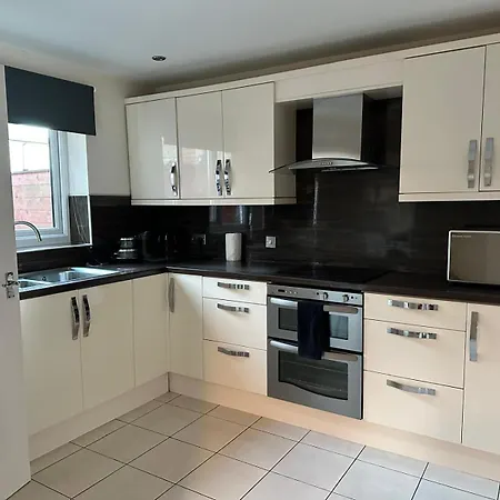 House - Sleeps 10 - Parking - Wifi Barrow-in-Furness