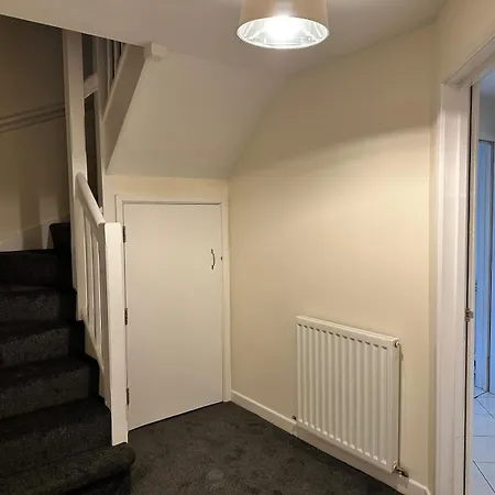 House - Sleeps 10 - Parking - Wifi * Barrow-in-Furness