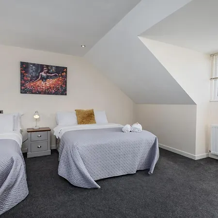 House - Sleeps 10 - Parking - Wifi