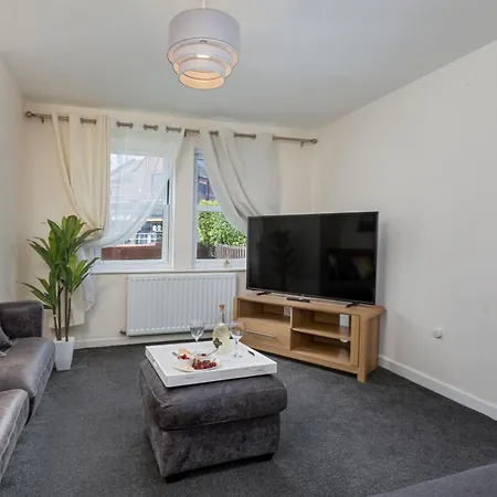 House - Sleeps 10 - Parking - Wifi Σπίτι διακοπών