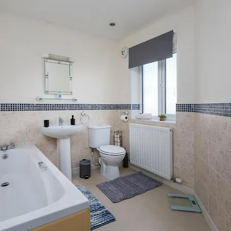 House - Sleeps 10 - Parking - Wifi Σπίτι διακοπών *