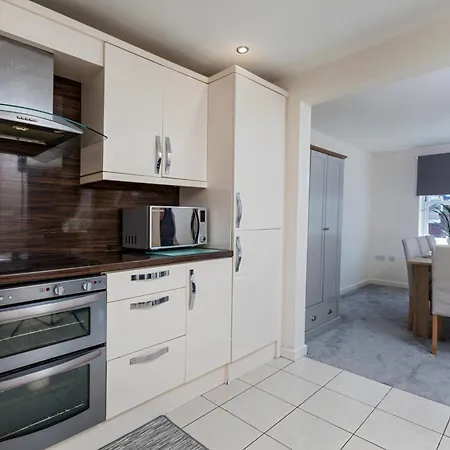 House - Sleeps 10 - Parking - Wifi *
