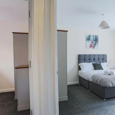 House - Sleeps 10 - Parking - Wifi Barrow-in-Furness
