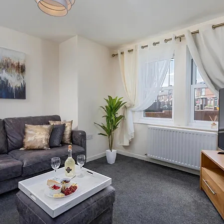 House - Sleeps 10 - Parking - Wifi * Barrow-in-Furness