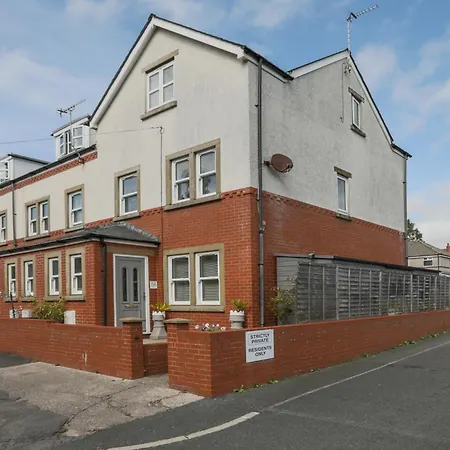 House - Sleeps 10 - Parking - Wifi