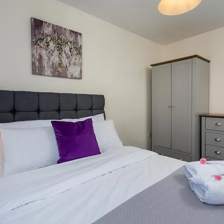 House - Sleeps 10 - Parking - Wifi Σπίτι διακοπών