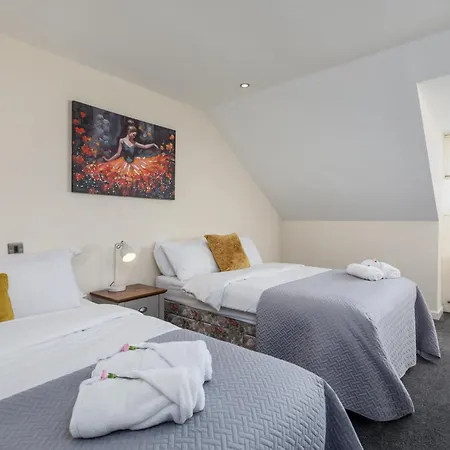 House - Sleeps 10 - Parking - Wifi Σπίτι διακοπών *