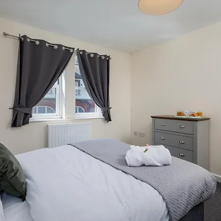 House - Sleeps 10 - Parking - Wifi *