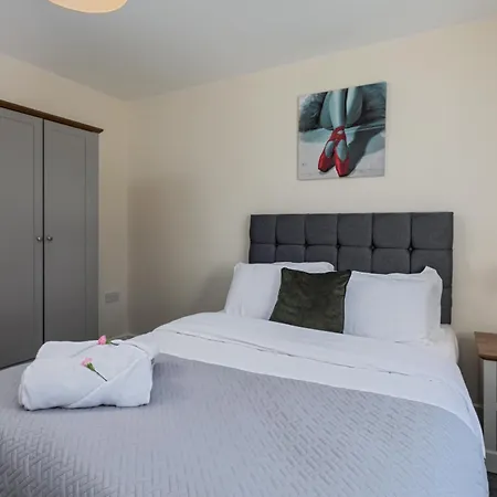 House - Sleeps 10 - Parking - Wifi * Barrow-in-Furness