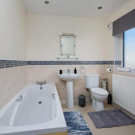 House - Sleeps 10 - Parking - Wifi * Barrow-in-Furness