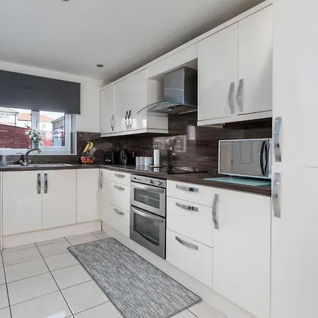 Σπίτι διακοπών House - Sleeps 10 - Parking - Wifi