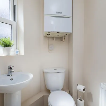 House - Sleeps 10 - Parking - Wifi Σπίτι διακοπών