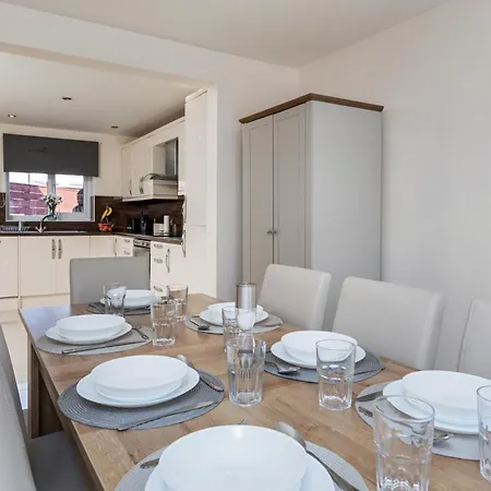 House - Sleeps 10 - Parking - Wifi Σπίτι διακοπών *
