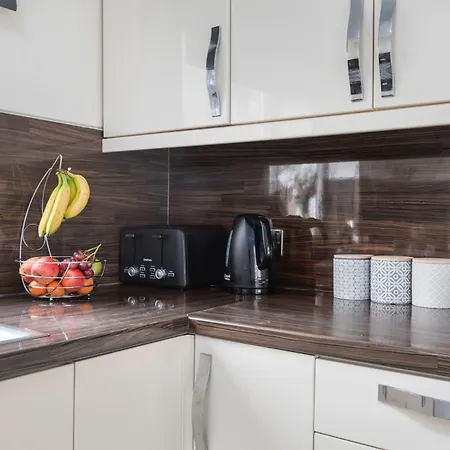 House - Sleeps 10 - Parking - Wifi Σπίτι διακοπών Barrow-in-Furness