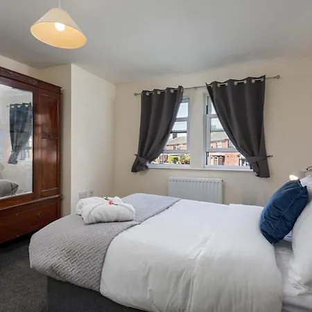 House - Sleeps 10 - Parking - Wifi *