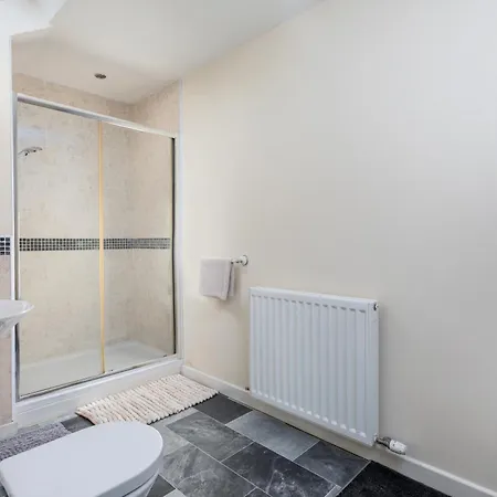 House - Sleeps 10 - Parking - Wifi Barrow-in-Furness