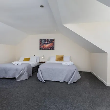 House - Sleeps 10 - Parking - Wifi * Barrow-in-Furness