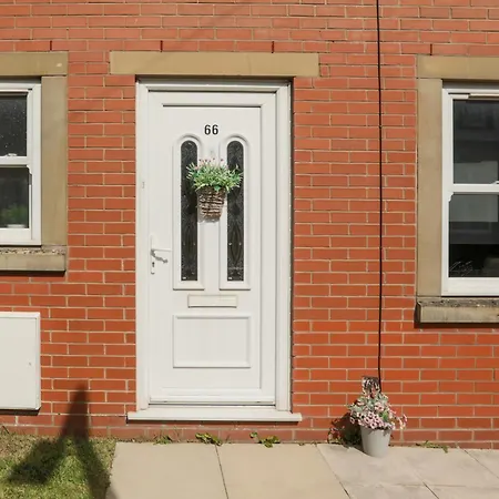 House - Sleeps 10 - Parking - Wifi