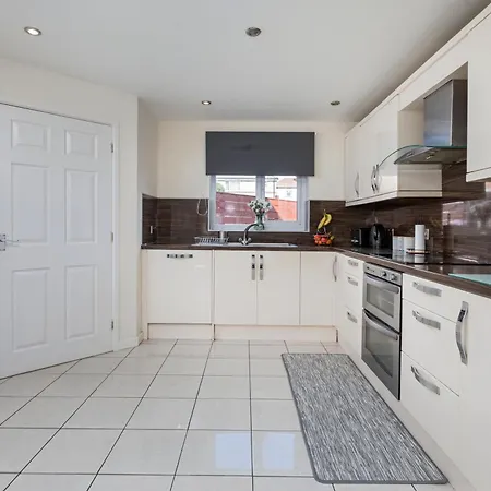 House - Sleeps 10 - Parking - Wifi Σπίτι διακοπών Barrow-in-Furness