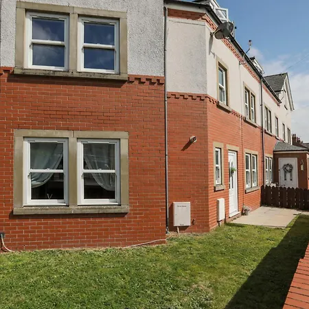 House - Sleeps 10 - Parking - Wifi