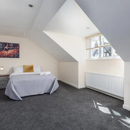House - Sleeps 10 - Parking - Wifi Σπίτι διακοπών Barrow-in-Furness