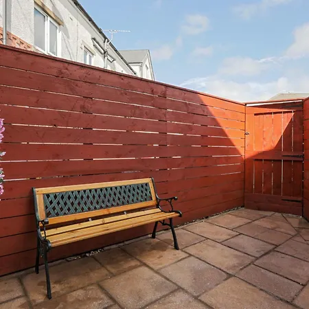 House - Sleeps 10 - Parking - Wifi *