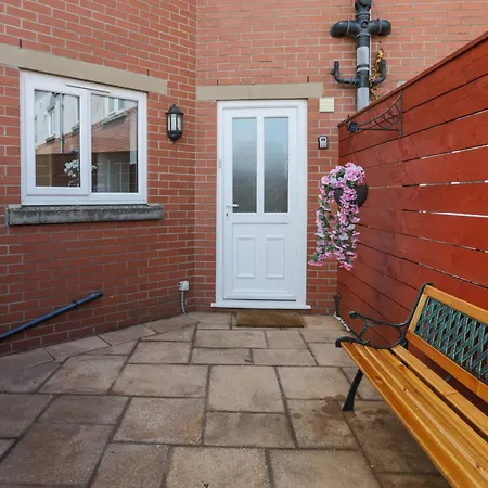 House - Sleeps 10 - Parking - Wifi Barrow-in-Furness
