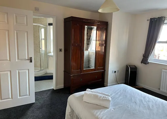 Holiday home House - Sleeps 12 - Parking - Wifi *