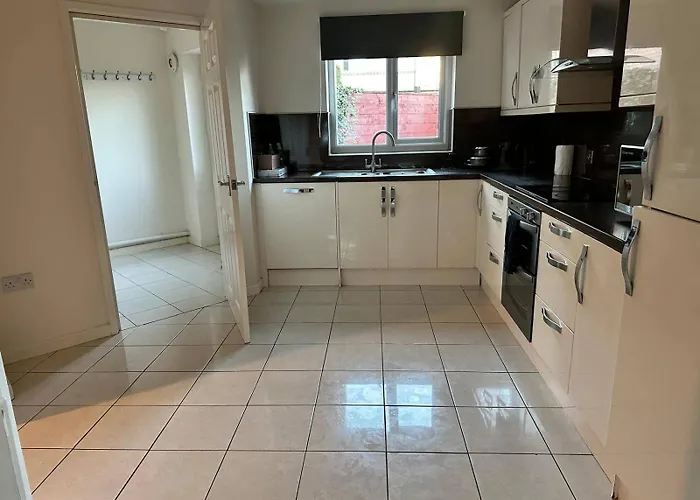 House - Sleeps 12 - Parking - Wifi * Barrow-in-Furness