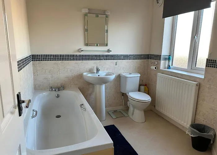 House - Sleeps 12 - Parking - Wifi