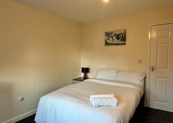 Holiday home House - Sleeps 12 - Parking - Wifi