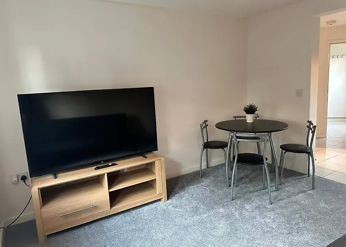 Holiday home House - Sleeps 12 - Parking - Wifi