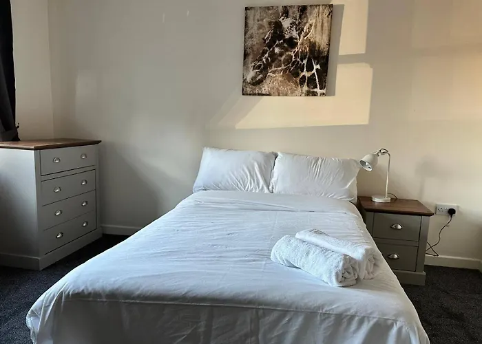 House - Sleeps 12 - Parking - Wifi * Barrow-in-Furness