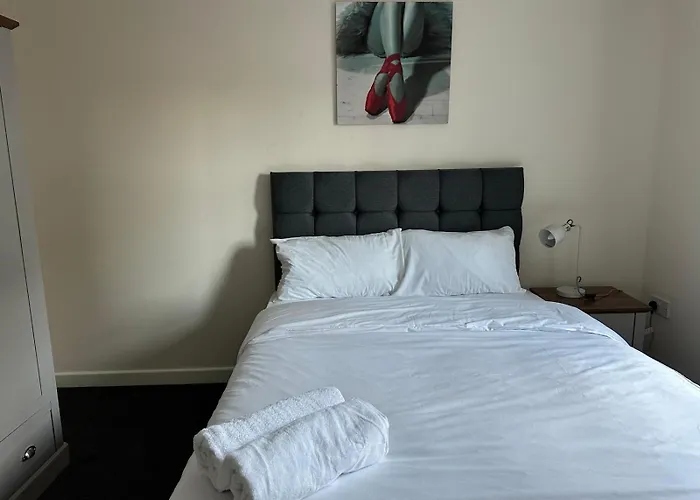 House - Sleeps 12 - Parking - Wifi