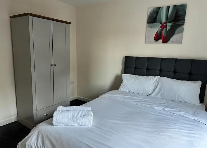 Holiday home House - Sleeps 12 - Parking - Wifi