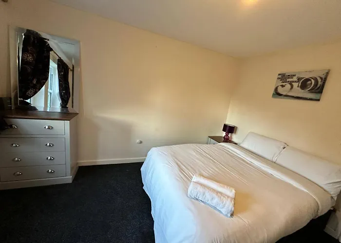 Holiday home House - Sleeps 12 - Parking - Wifi *